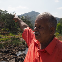 Der Ratsvikar der Pfarrgemeinde zeigt die Richtung, aus der die vernichtende Flutwelle daherbrauste