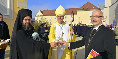 Metropolit Arsenios, Bischof Zsifkovics und Superintendent Jonischkeit teilen das Martinskipferl.