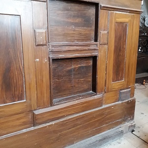 Rückwärtige Partie mit Blick auf den originalen Spielschrank.