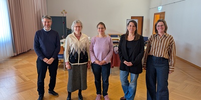 Das Team der Katholischen Erwachsenenbildung der Diözese Eisenstadt beim Audit im Haus der Begegnung mit Mag.a Elke Lantschik, MA, Gutachterin und Auditorin CERT NÖ