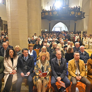 Zahlreiche Gläubige im Martinsdom.