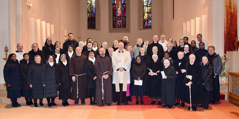 Diözesanbischof Ägidius J. Zsifkovics mit den Ordenleuten am 1. Februar 2023 anlässlich der Vesper zum 'Tag des Geweihten Lebens' im Martinsdom, Eisenstadt.