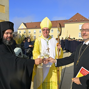 Metropolit Arsenios, Bischof Zsifkovics und Superintendent Jonischkeit stoßen mit Weingläsern an.