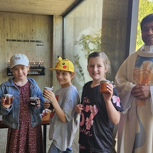 Pater Rijo mit Erstkommunionkindern