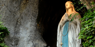 Marienwallfahrtsort Lourdes in den franz?sischen Pyren?en.Bild: Detailfoto der Mariengrotte in Lourdes. Madonna / Madonnenfigur im Felsen.