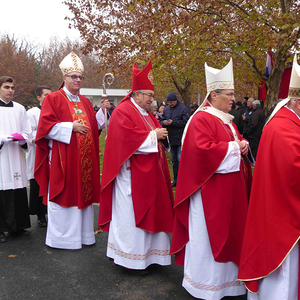 Fußmarsch zum Friedhof der Kriegsopfer: Bischof Ägidius Zsifkovics, Kardinal Vinko Puljić (Erzbischof von Sarajevo), Erzbischof Djuro Hranić (Metropolit von Đakovo-Osijek) und 7 weitere Bischöfe gedachten mit 65.000 Menschen