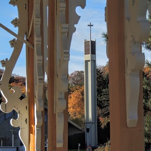 Glockenturm durch Pavillondetail