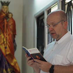 Professor Heinz Ebner hält die Lesung bei der Messfeier