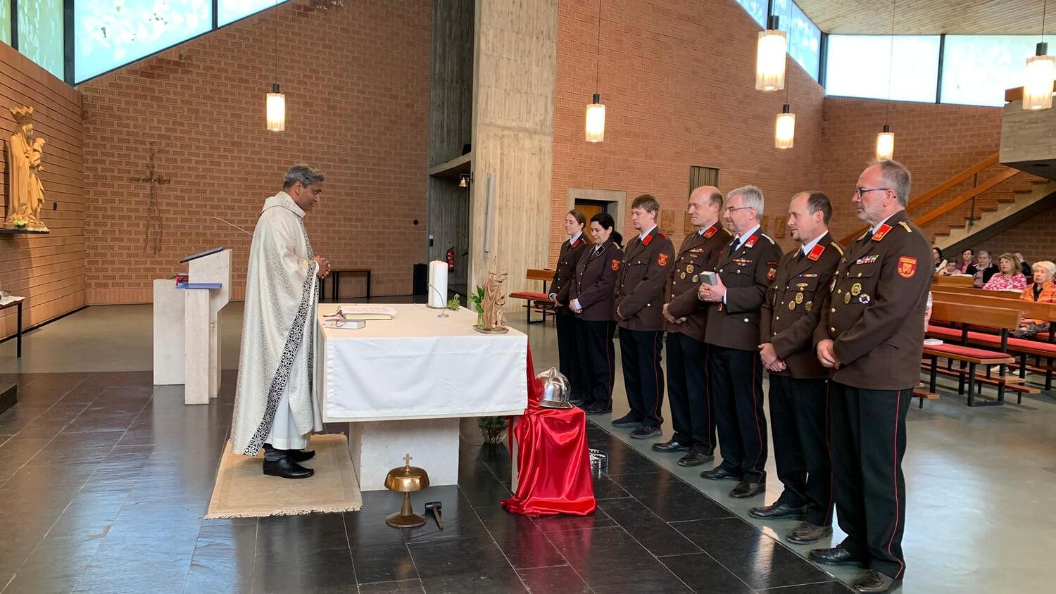 Feuerwehrmesse / Gisi Marx Abordnung Feuewehr am Altar