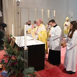 Kardinal Jean-Claude Hollerich segnet die Martinskipferl