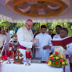 Bischof Zsifkovics segnet den Grundstein
