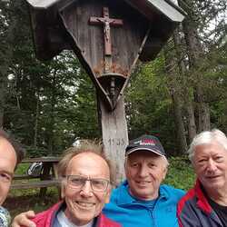 KMB Männer Gabriel, Paul, Gerhard und Vinzenz beim Kreuz - Talblick auf der Eggeralm im Gailtal