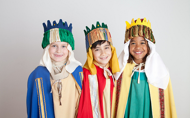 Wie einst die drei Weisen aus dem Morgenland bringen heute zahlreiche Kinder und Jugendliche die Frohbotschaft und den Neujahrssegen in die Häuser und unterstützen damit Menschen in Armutsregionen.