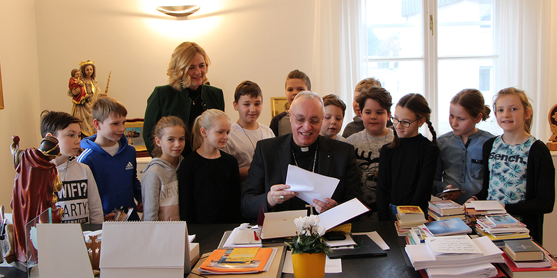 Interessant, was die Kinder dem Heiligen Martin so alles schreiben – die Klasse 4b der Volksschule Mattersburg und ihre Religionslehrerin Gudrun Gerdenitsch überbringen Bischof Zsifkovics die Martinsbriefe