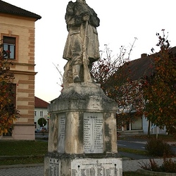 Das Kriegerdenkmal am Hauptplatz