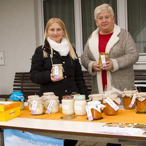 Suppe im Glas vor dem Feuerwehrhaus