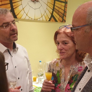 v.l. Pfarrgemeinderäte Andi Reisner, Gerda Schrammel mit Harald Lechner