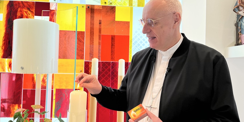 Bischof Ägidius Zsifkovics zündet eine Segenskerze für die Maturantinnen und Maturanten an.