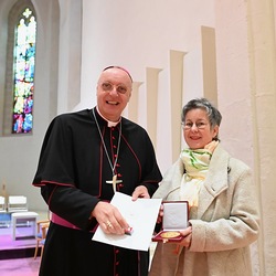 Diözesanbischof Ägidius J. Zsifkovics mit Grünen-Politikerin Regina Petrik