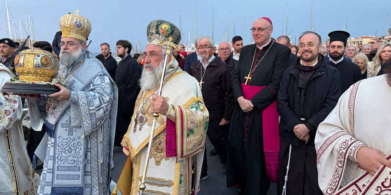 Der orthodoxe Erzbischof und alle anderen Bischöfe prozessierten mit dem Haupt des hl. Titus durch Heraklion umsäumt von zahlreichen Gläubigen.