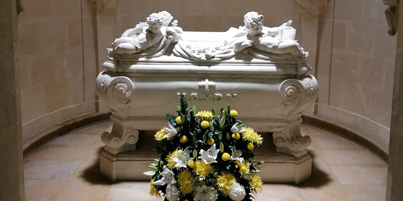  Seit Allerheiligen bis einschließlich Sonntag, 8. November, laden Blumenschmuck und Kerzenlicht im Mausoleum Joseph Haydns zum Gedenken an ihn, einen der bedeutendsten Musiker der Welt, ein.