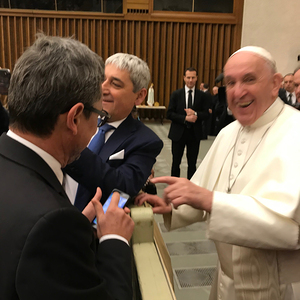 Immer Zeit für einen Scherz: Papst Franziskus mit ORF-Chefredakteur Walter Schneeberger und Advokat Werner Dax 