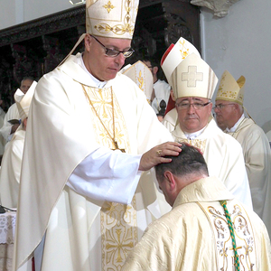 Eine innige Verbindung: Bischof Zsifkovics legt Petar Palić bei der Bischofsweihe in Hvar die Hände auf