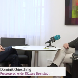 Bischöflicher Sekretär und Diözesansprecher Dominik Orieschnig im Gespräch mit Bertie Unger, dem Regisseur des großen SchauTV-Specials 