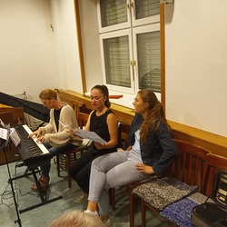 Die Familie von Obmann Karl Graf - Tochter Angelika und die Enkelkinder Franzeska und Sophia haben den Gottesdienst musikalisch begleitet und gestaltet.