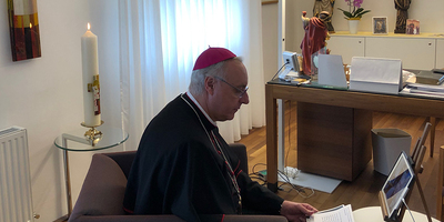 Bischof Zsifkovics allein beim Beten und doch verbunden mit einer weltweiten Gemeinschaft – durch die verbindende Kette des Rosenkranzgebets 
