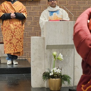 Evangelium: Pater Rijo im Hintergrund Ministrant und Sternsinger Alexander Hanner
