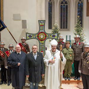 Bischof Ägidius mit einer Abordnung aus Bruckneudorf beim 'Mattersburger Kreuz'