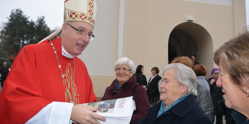 Bischof Zsifkovics verteilte nach dem Gottesdienst kostenlose Exemplare des 'martinus' an die Gläubigen.
