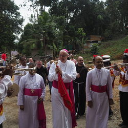 Heimbewohner empfangen die Delegation mit Blasmusik
