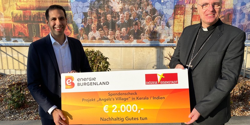 Energie Burgenland Vorstandsvorsitzender Stephan Sharma und Diözesanbischof Ägidius J. Zsifkovics bei der Spendenübergabe im Bischofshof. Die Bonuspunkte Spendenaktion läuft noch bis Mitte Jänner 2022.