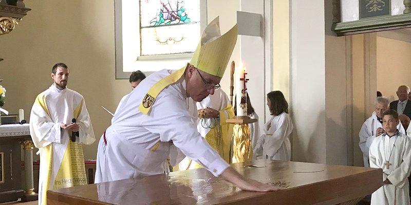 Bei der Altarweihe verteilt der Bischof heiliges Öl auf dem „Tisch des Brotes“ - liturgische Konsequenz aus der zuvor erfolgten Kirchweihe