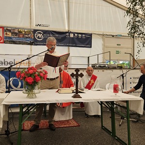 Gottesdienst im Festzelt