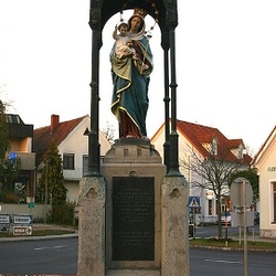 Die Mutter Gottes Statue (Mariensäule) am Hauptplatz