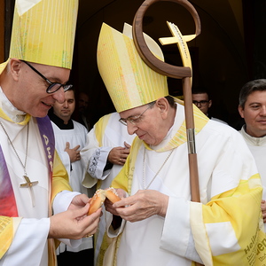 Diözesanbischof Ägidius J. Zsifkovics und Kurienkardinal Kurt Koch teilen nach der Festmesse das Martinskipferl 