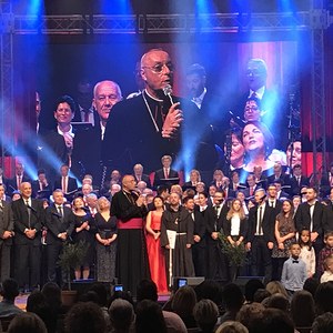 Das letzte Wort bzw. der letzte Ton eines denkwürdigen Abends liegt beim Initiatior selbst: Bischof Zsifkovics wird auf die Bühne gebeten und siingt live.