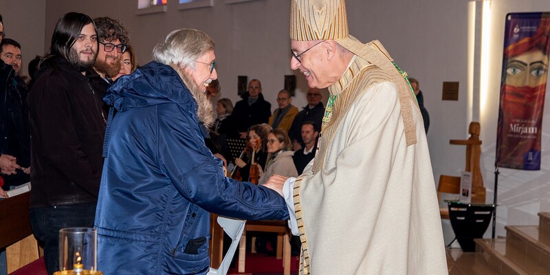 Regisseur Prof. Manfred Waba wurde von Diözesanbischof Ägidius Zsifkovics als Mitwirkender der Passionsspiele St. Margarethen angelobt. 