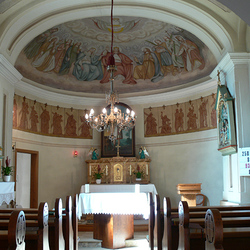 Das vordere Kirchenschiff mit dem Altar