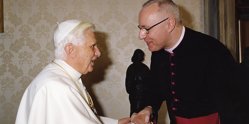 Treffen zwischen Papst emer. Benedikt XVI. und Diözesanbischof Ägidius J. Zsifkovics 2005 in Rom.