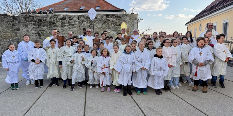 Bischof Ägidius mit den zahlreichen Ministrant:innen, die heute den Gottesdienst mit ihm feierten. 