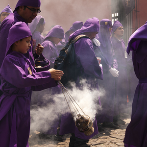 Menschen von jung bis alt sind in die Prozessionen involviert. Selbst Kinder schreiten als „cucuruchos“ gekleidet in den Prozessionen mit.