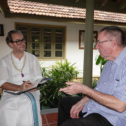Beim Gespräch mit Dominik Orieschnig im ehemaligen Militärspital und heutigem Sahyadri Museum 