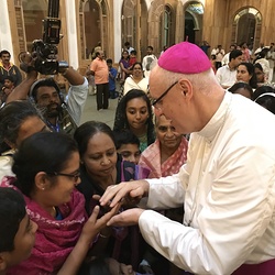 Manche wollen auch den Bischofsring näher sehen