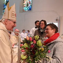 Altbischof Iby mit Gratulantin Christine Sgarz.