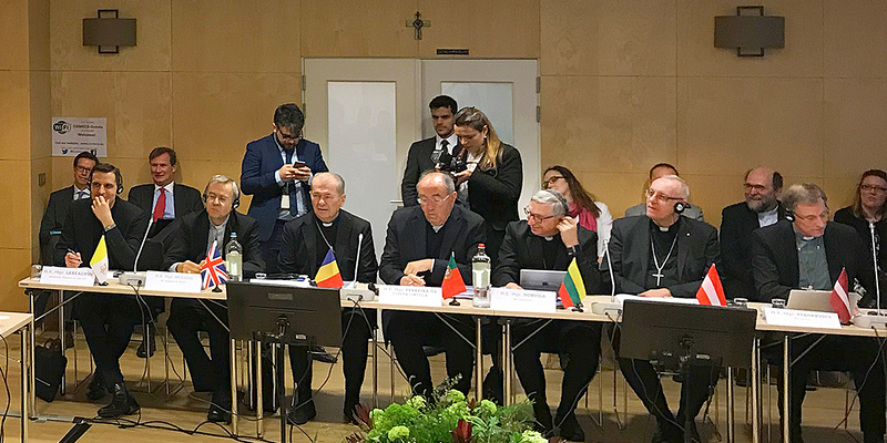 Europabischof Ägidius J. Zsifkovics (Zweiter von rechts in der vorderen Sitzreihe) ruft bei der COMECE-Versammlung zum Mitwirken an einem europäischen Miteinander auf.