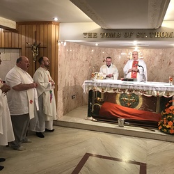 Messe am Grab des heiligen Apostels Thomas (v.l.n.r.: Matthew Kallarackal, Vizekanzler der Diözese Kanjirappally, Dechantpfarrer Franz Brei, Pfarrer Bozidar Blazevic, Dechantpfarrer Karl Hirtenfelder, Bischof Ägidius Zsifkovics)